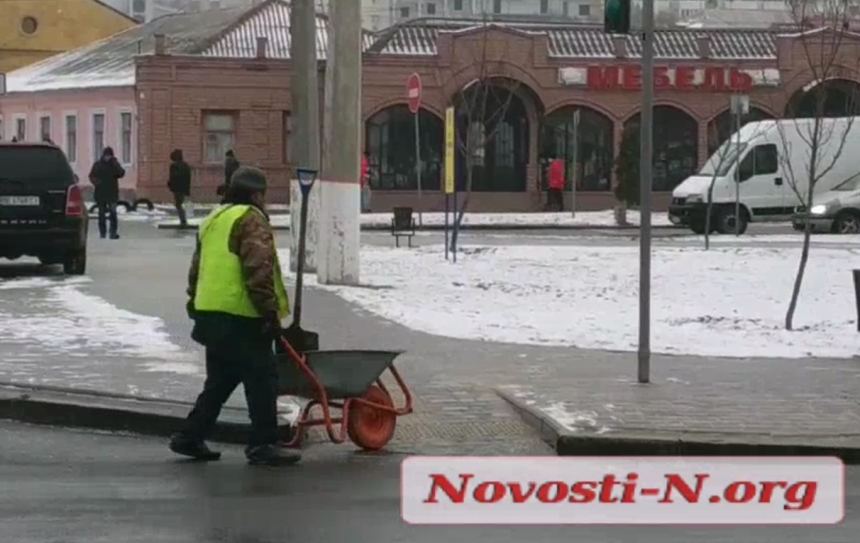 Как в Николаеве посыпают тротуары. ВИДЕО