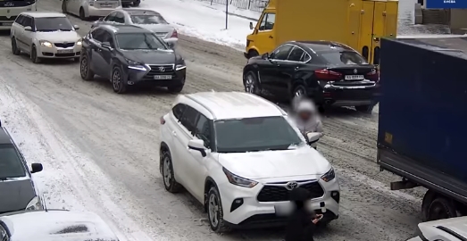 Переволновалась: в центре Киева женщина дважды врезалась в одну и ту же машину. Видео