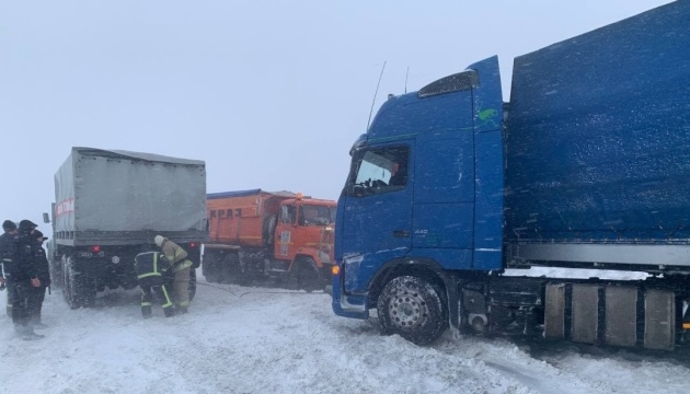 В двух областях Украины из-за непогоды ограничено движение грузовиков