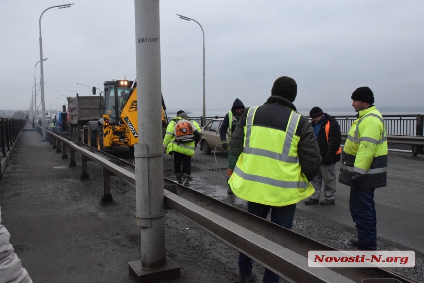 В Николаеве ремонтируют Варваровский мост: на въезде в город пробка. ФОТО   