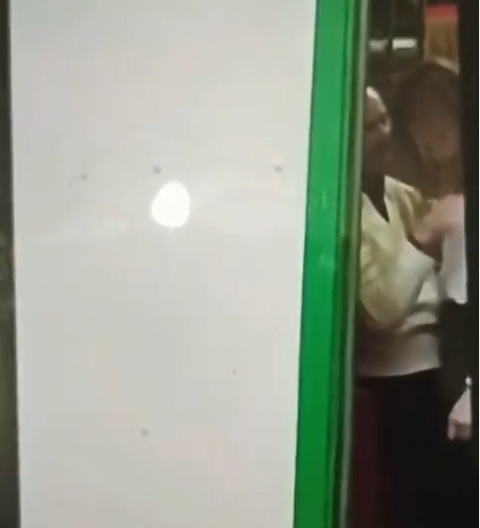 Учитель поцеловал восьмиклассницу в губы и попал на видео - заведено уголовное дело