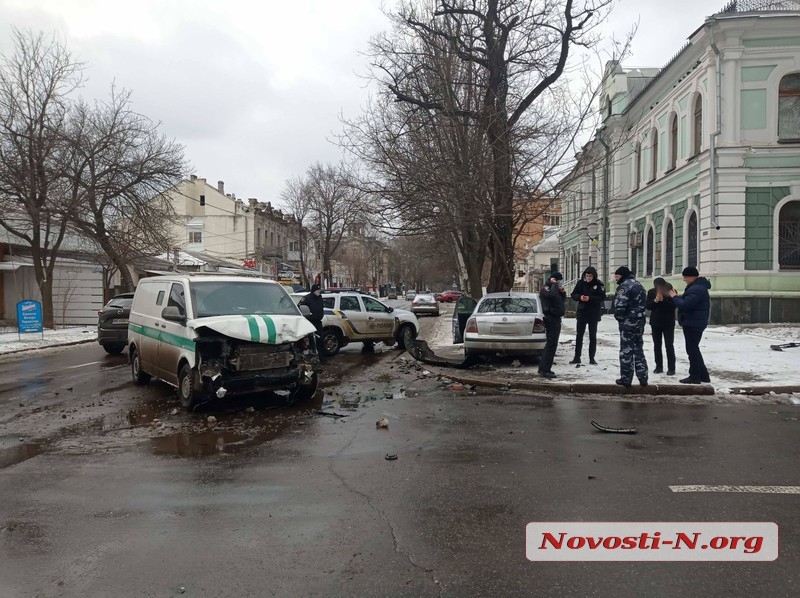 В центре Николаева инкассаторский автомобиль протаранил «Фольксваген»: пострадал водитель