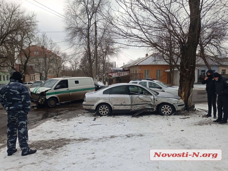 В центре Николаева инкассаторский автомобиль протаранил «Фольксваген»: пострадал водитель