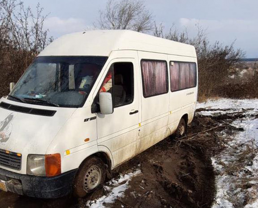 Непогода в Николаевской области: спасатели достают из снежных заносов автомобили