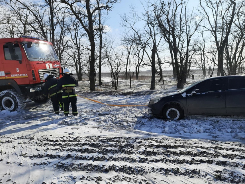 Непогода в Николаевской области: спасатели достают из снежных заносов автомобили