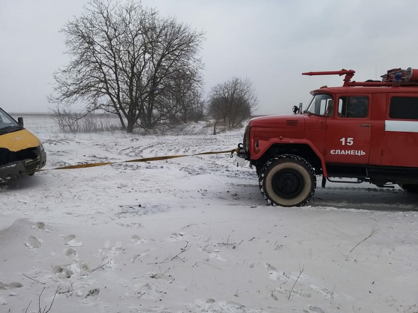В Николаевской области спасатели отбуксировали автомобиль из снежного заноса
