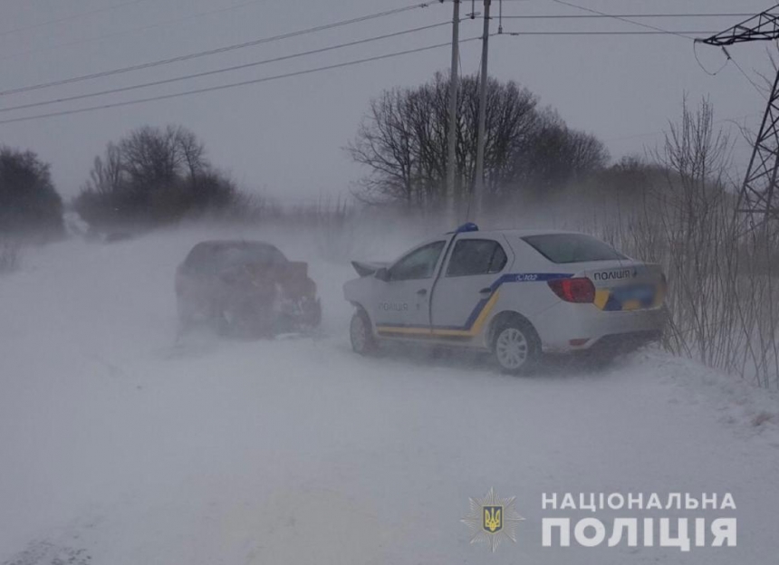 В Винницкой области из-за снежной бури столкнулись «Део» в полицейское авто 