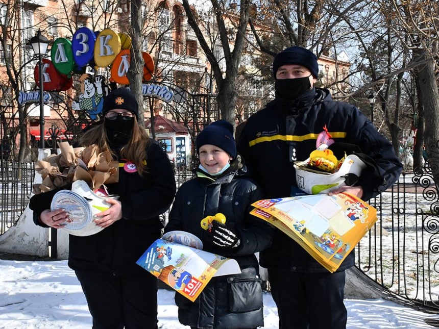 В Николаеве спасатели провели для детей акцию, посвященную вопросам безопасности