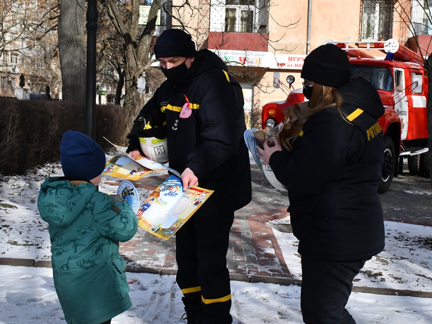 В Николаеве спасатели провели для детей акцию, посвященную вопросам безопасности