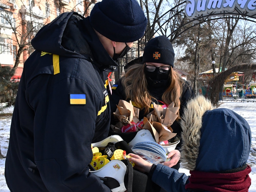 В Николаеве спасатели провели для детей акцию, посвященную вопросам безопасности