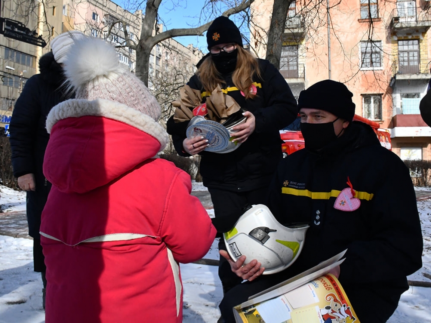 В Николаеве спасатели провели для детей акцию, посвященную вопросам безопасности