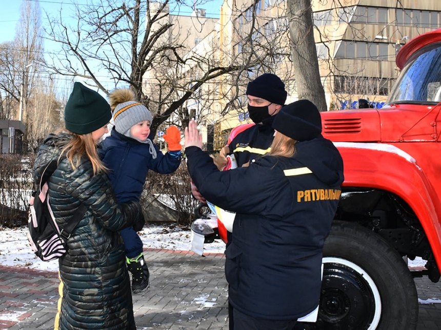 В Николаеве спасатели провели для детей акцию, посвященную вопросам безопасности