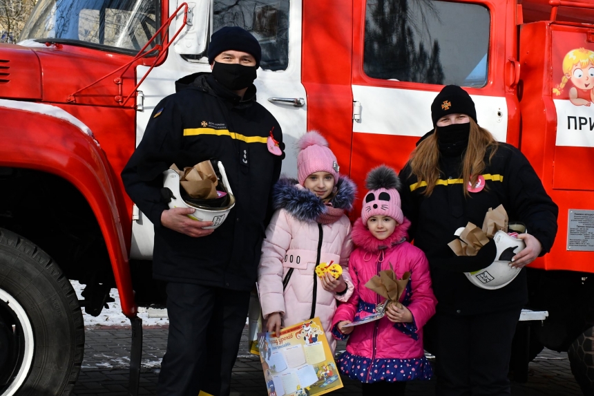 В Николаеве спасатели провели для детей акцию, посвященную вопросам безопасности