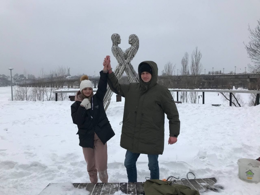 В Киеве парень и девушка сковали себя цепью – хотят прожить так три месяца