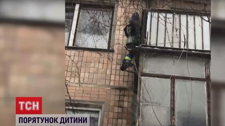 В Тернополе мальчик повис на балконе 4 этажа, пока мама была в душе. ВИДЕО