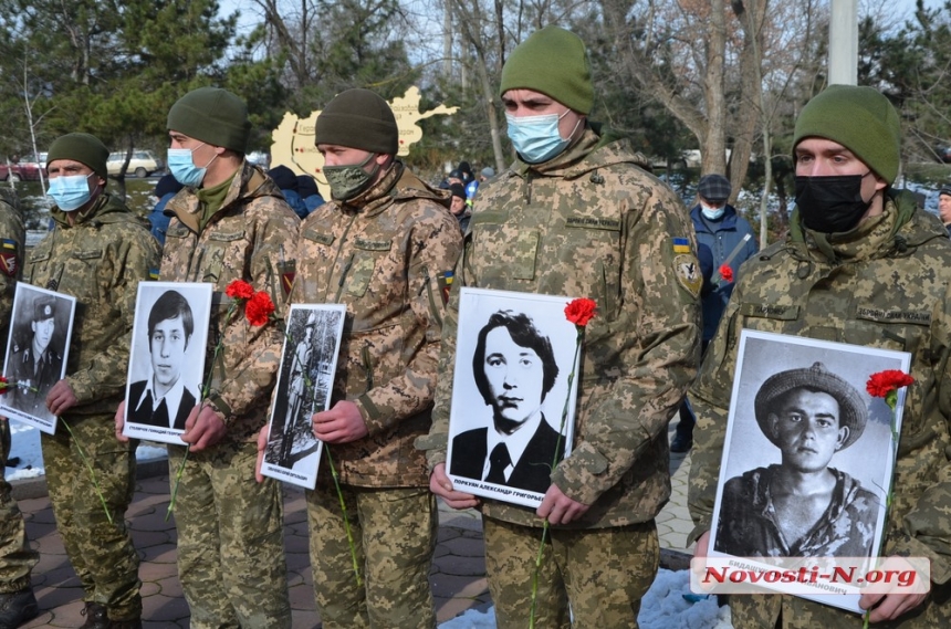 Годовщина вывода войск из Афганистана: в Николаеве возложили цветы. ФОТО