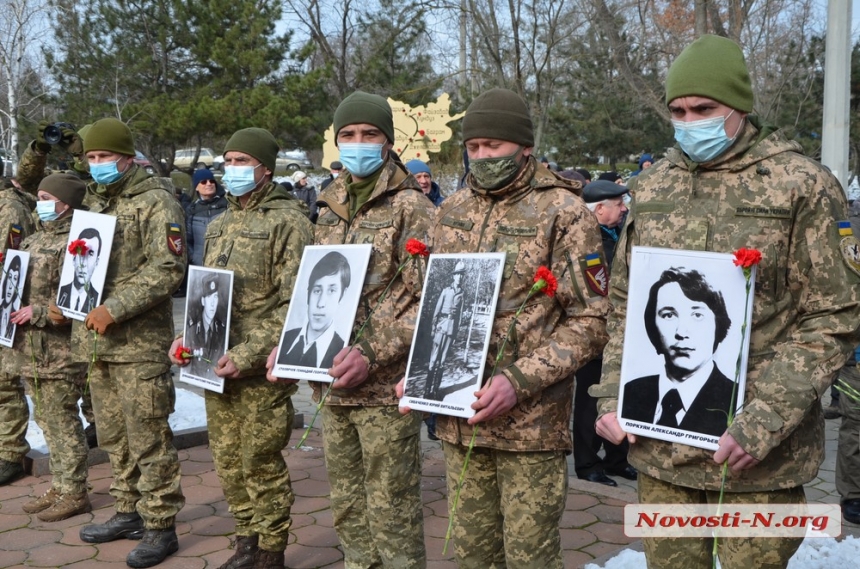 Годовщина вывода войск из Афганистана: в Николаеве возложили цветы. ФОТО