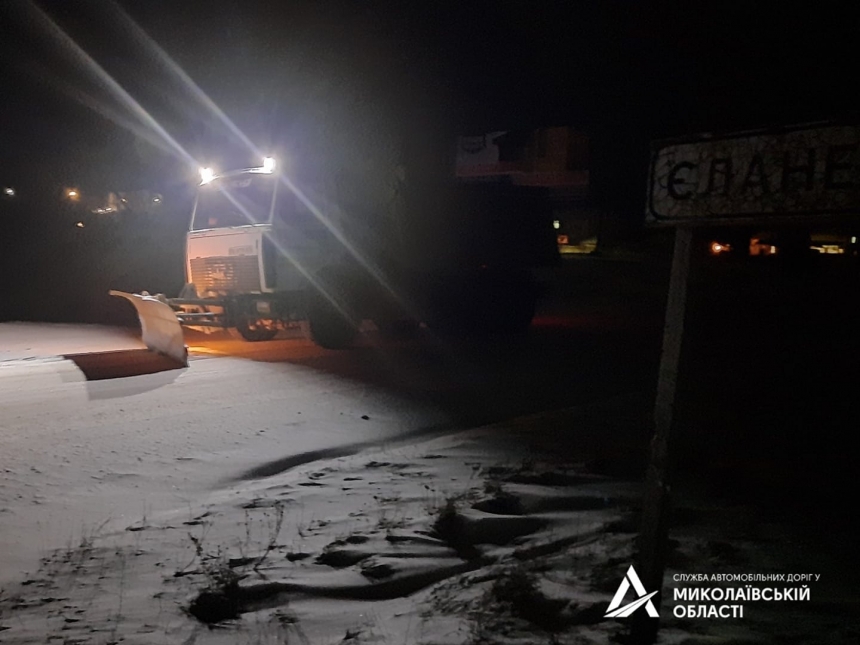 На основные трассы Николаевской области вышла снегоуборочная техника