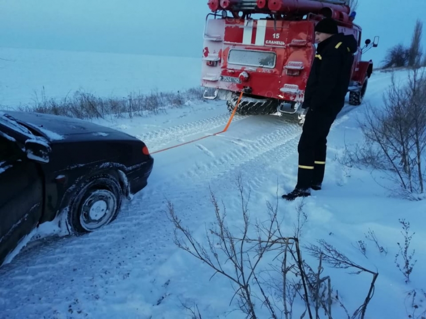 Непогода в Николаевской области: спасатели вытаскивают автомобили из грязи и снега