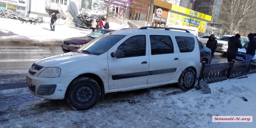 Авто едва не врезалось в группу детей у перехода: появилось видео столкновения «Лады» и «Фиата» в Николаеве