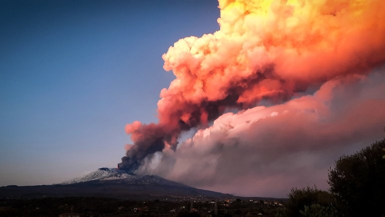 В Италии началось извержение главного вулкана Европы. Видео