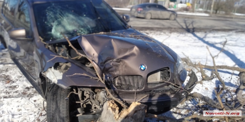 В Николаеве BMW после столкновения с «зеленым» автобусом слетел с дороги и врезался в пень