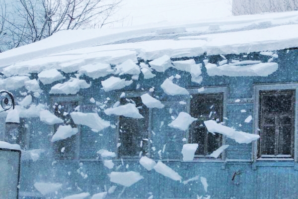 Во Львове на прохожих упала снежная глыба с крыши здания