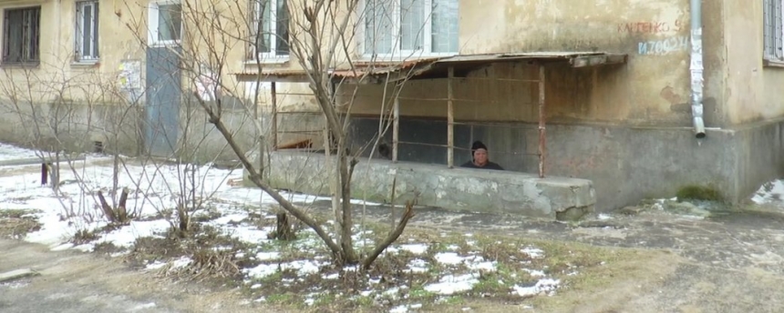 В Николаеве пара бездомных поселились в подвале дома и ждут ребенка