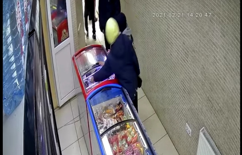 В Первомайске подростки воровали в магазине мороженное — их сняла камера наблюдения