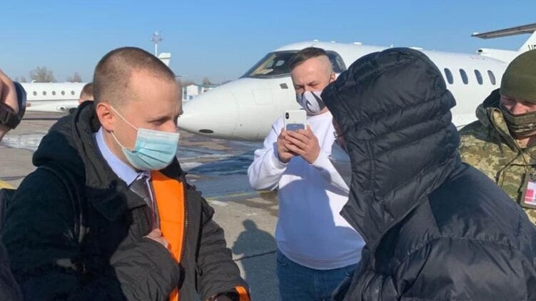 В Киеве сняли с самолета бывшего топа «Приватбанка» и вручили уведомление о подозрении