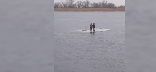 В Херсоне двое школьников дрейфовали по реке на льдине. ВИДЕО