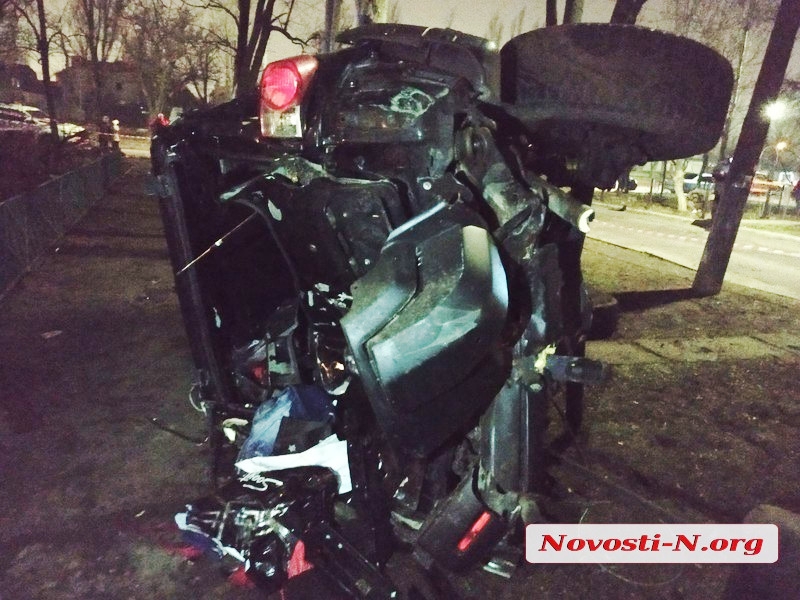 В центре Николаева «Тойота» врезалась в дерево и перевернулась — водитель в больнице