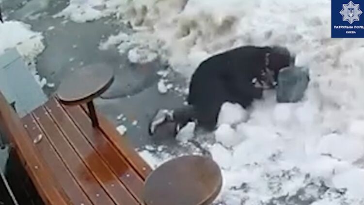Появилось видео, как на женщину в центре Киева рухнула огромная глыба льда