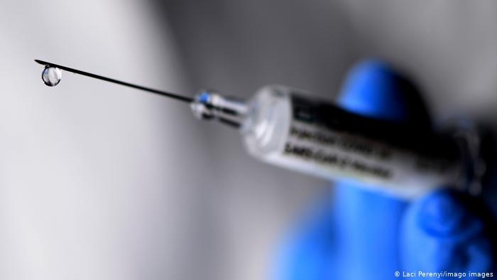 Зеленский заявил, что прививка индийской вакциной в Украине будет добровольной