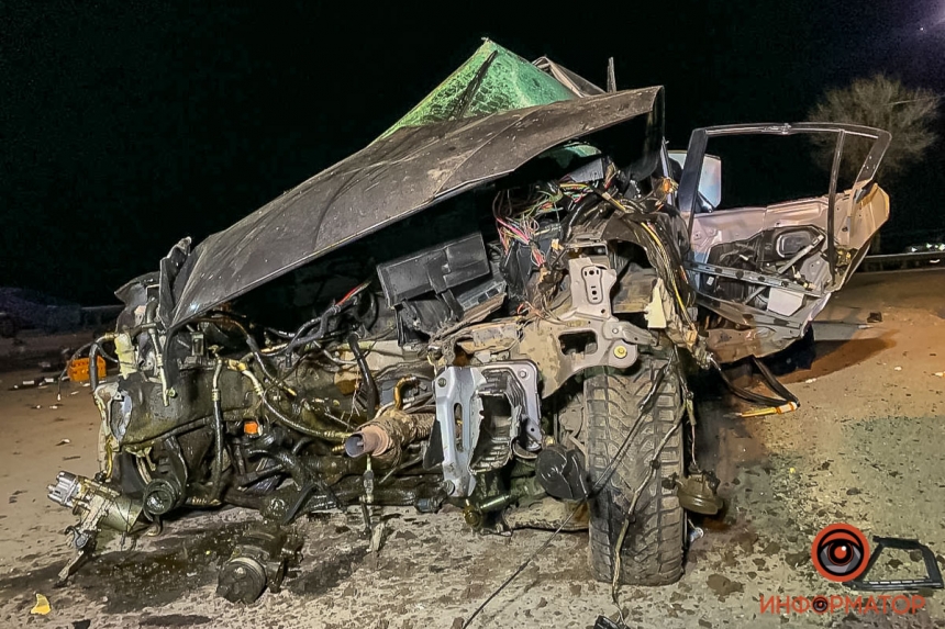 На трассе Mazda влетела в стелу заправки: погиб 32-летний мужчина