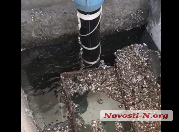 В Николаеве произошел порыв трубы водопровода — вода по улицам течет двое суток 