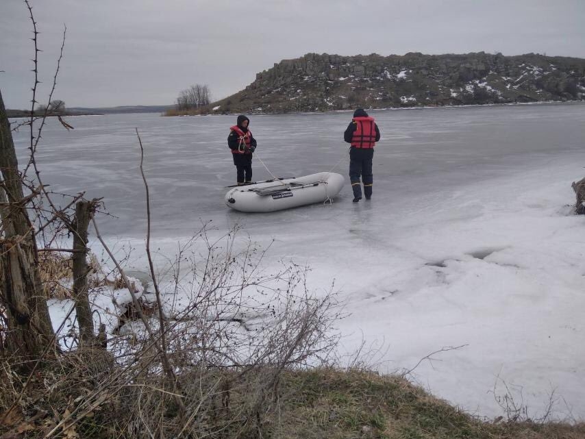Спасатели Николаевской области второй день ищут пропавших рыбаков