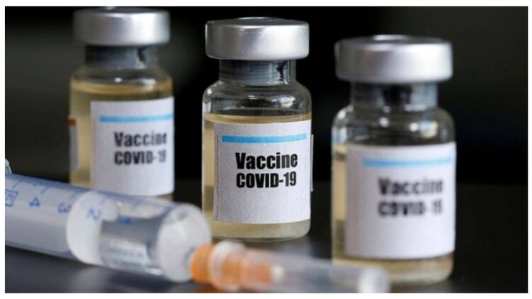 Первым в Украине вакцинировался от COVID-19 врач-реаниматолог из Черкасс