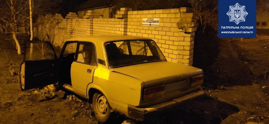 В Николаеве пьяный водитель «ВАЗа» врезался в забор дома