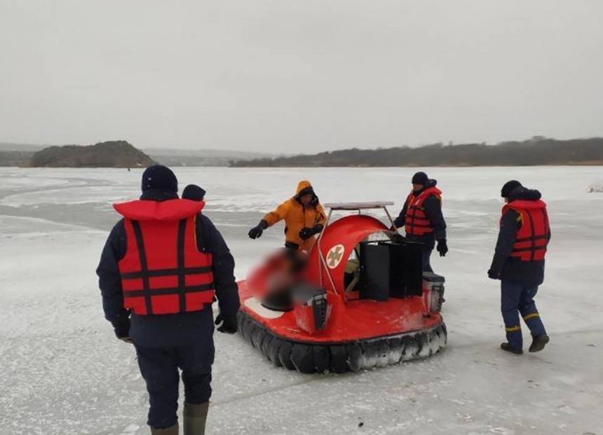 В Николаевской области спасатели вытащили из воды тела двух пропавших рыбаков