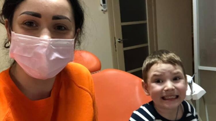 Избивавшая детей стоматолог из Ровно продолжает работать