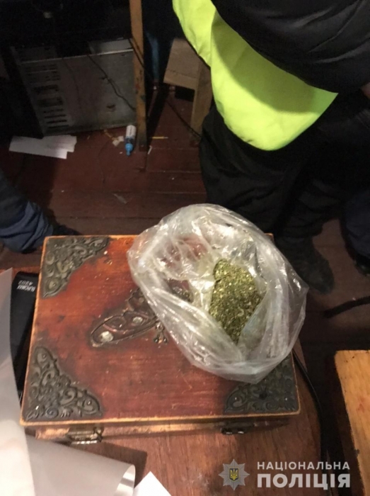 В фотомагазине Первомайска нашли марихуану на 100 тысяч гривен