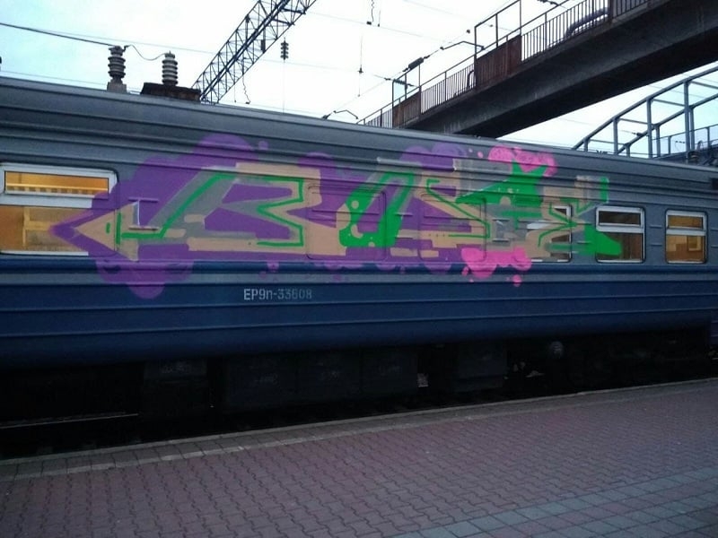 В Николаеве неизвестные разрисовали вагоны поездов