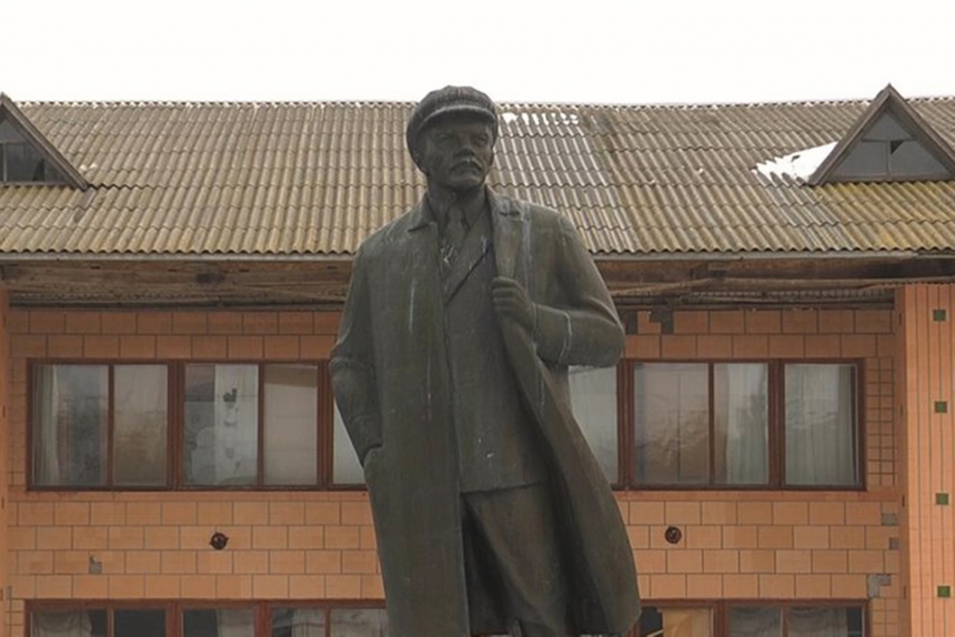 Опять молодой? В Николаевской области нашли нетронутый памятник Ленину. ВИДЕО