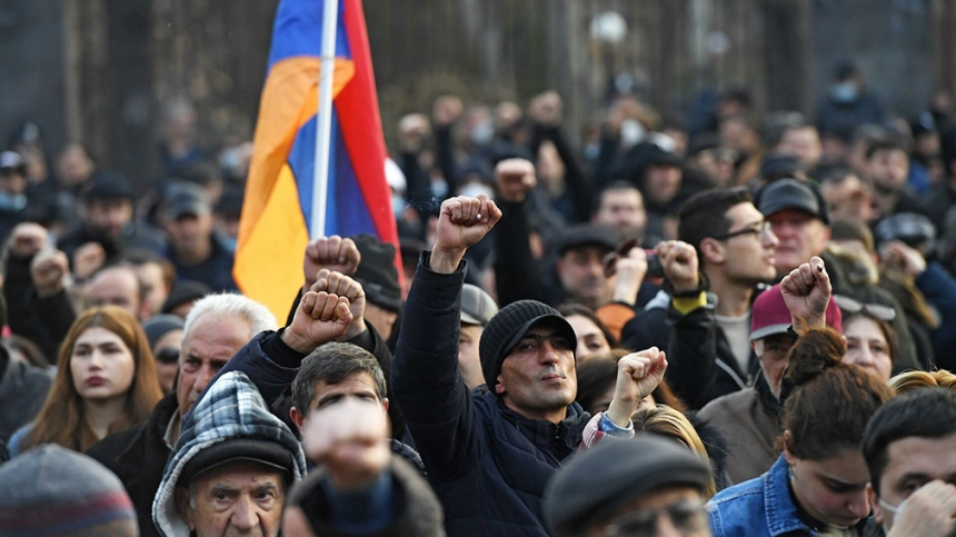 В Ереване вспыхнули протесты, возводятся баррикады. ВИДЕО