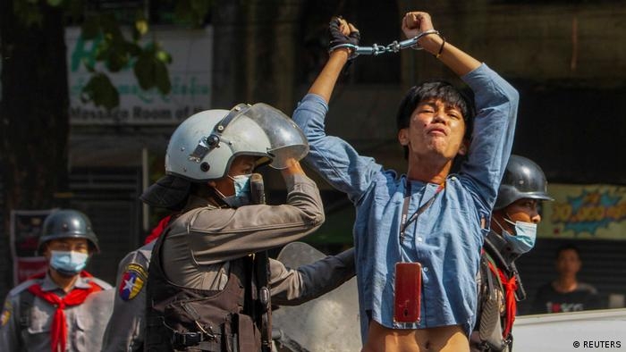 В Мьянме продолжаются протесты против переворота в стране - расстреляны около 10 человек. Видео