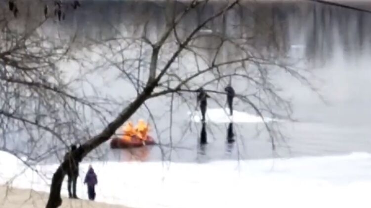 Спасатели сняли с льдины двух человек, которые дрейфовали вниз по Днепру. ВИДЕО