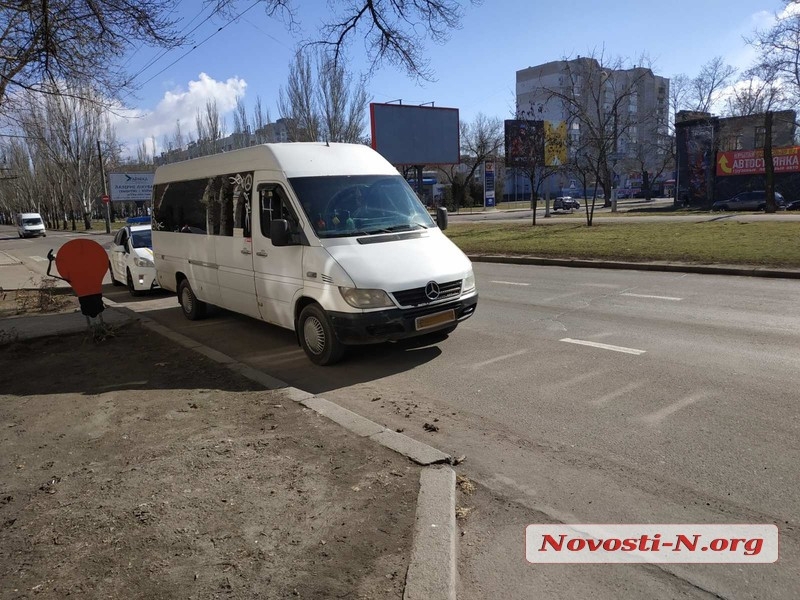 В Николаеве женщина упала в маршрутке из-за резкого торможения — пострадавшую увезла «скорая»