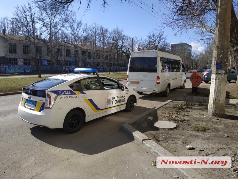 В Николаеве женщина упала в маршрутке из-за резкого торможения — пострадавшую увезла «скорая»