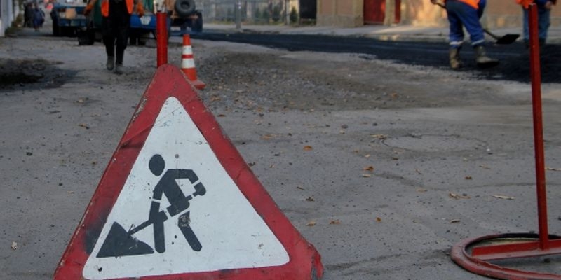 В Николаеве начали противоаварийный ремонт дорог японским асфальтоукладчиком